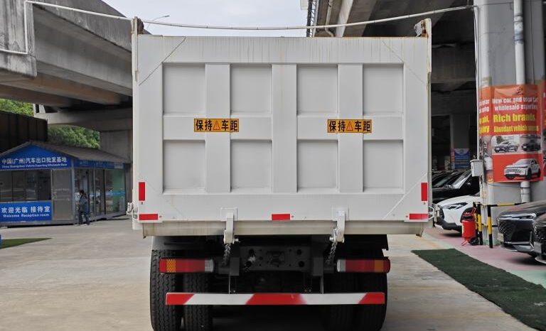 
								Dump truck HOWO 8×4 dump truck full									