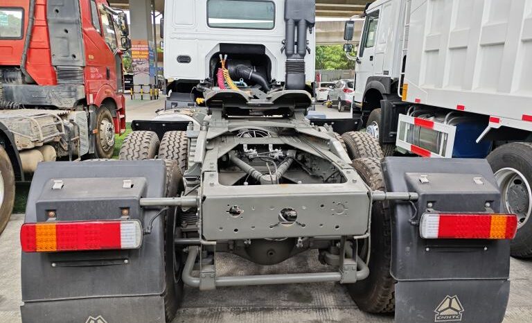 
								Tractor: HOWO 6×4 tractor full									