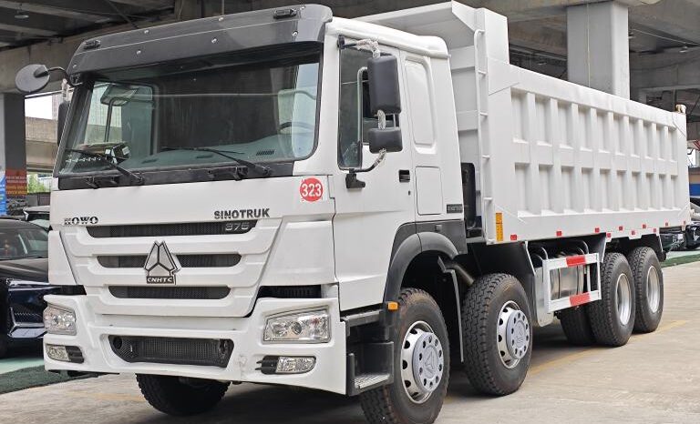 
								Dump truck HOWO 8×4 dump truck full									