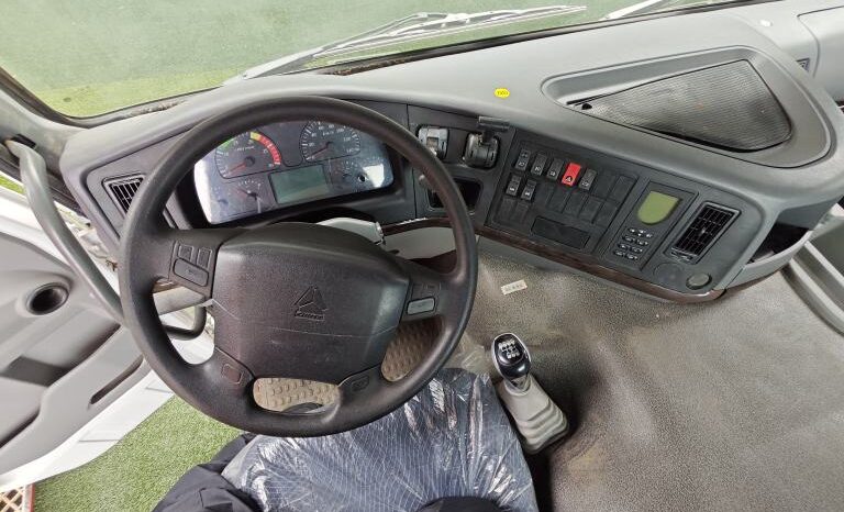 
								Tractor: HOWO 6×4 tractor full									