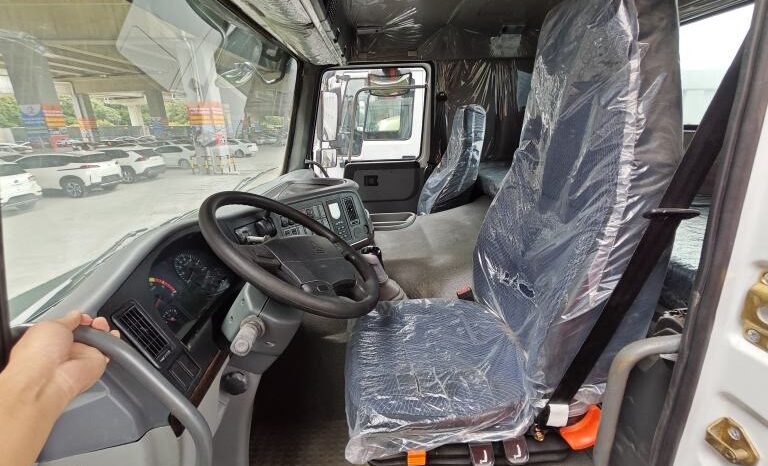 
								Tractor: HOWO 6×4 tractor full									