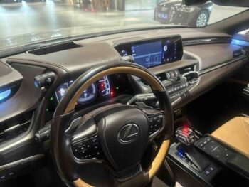 Lexus ES 2018 model 300h Executive Edition, National V