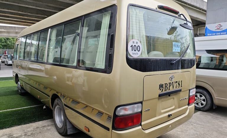 
								Toyota Coaster, a medium-sized bus full									