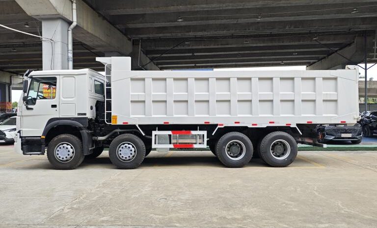 
								Dump truck HOWO 8×4 dump truck full									