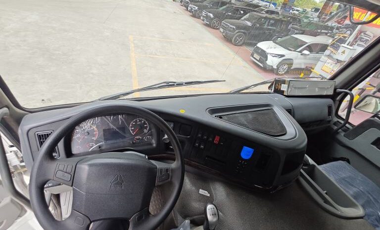 
								Dump truck HOWO 8×4 dump truck full									