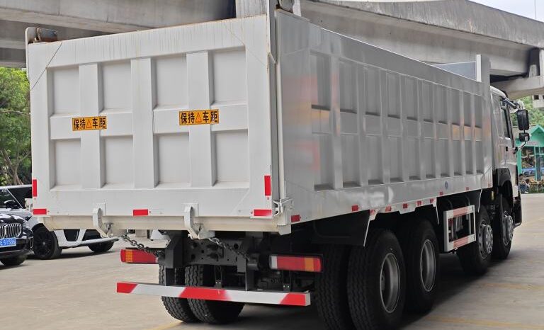 
								Dump truck HOWO 8×4 dump truck full									
