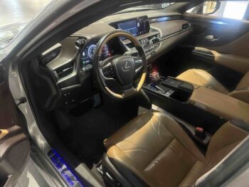 Lexus ES 2018 model 300h Executive Edition, National V