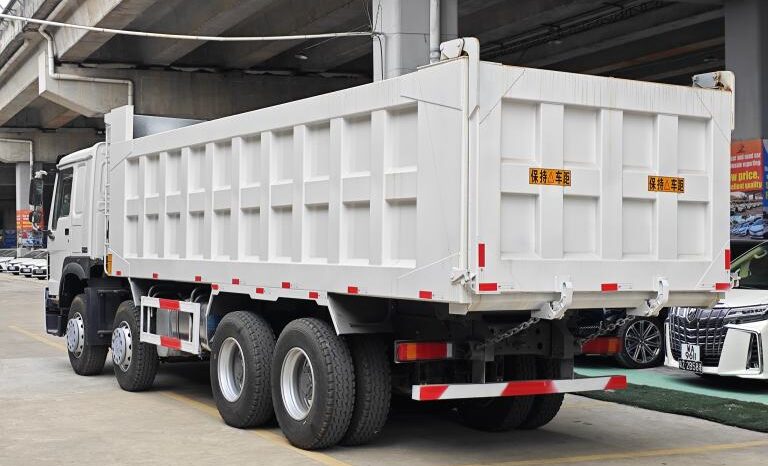 
								Dump truck HOWO 8×4 dump truck full									
